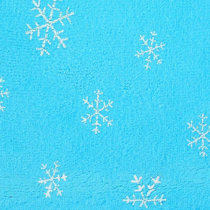 Велюр на голубом фоне белые снежинки, ширина 180 см